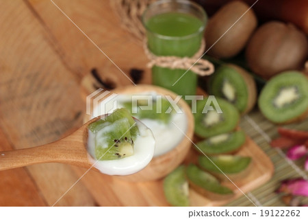 Yogurt white with green kiwi fruit and kiwi juice. 19122262