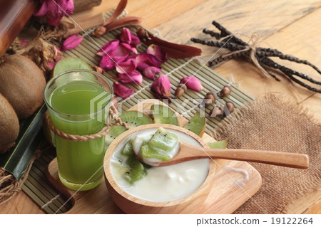 Yogurt white with green kiwi fruit and kiwi juice. 19122264