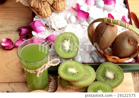 Kiwi fruit juicy green and kiwi juice delicious. Kiwi fruit juicy green and kiwi juice delicious. 19122575