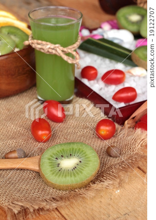 Oat flakes with fruit, kiwi, orange, tomato and kiwi juice. Oat flakes with fruit, kiwi, orange, tomato and kiwi juice. 19122707