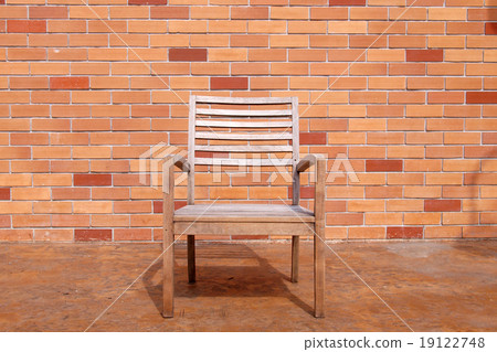bench against a brick wall 19122748
