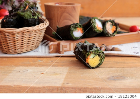 Vegetable salad wrapped with seaweed into spring rolls. 19123004