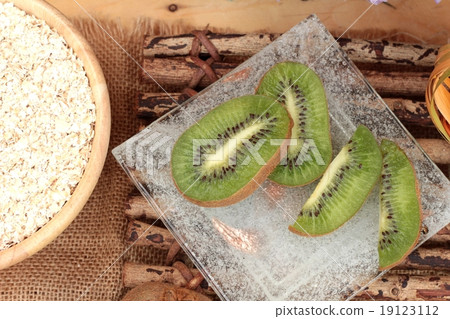 Oat flakes with citrus fruit, kiwi fruit and kiwi juice. Oat flakes with citrus fruit, kiwi fruit and kiwi juice. 19123112