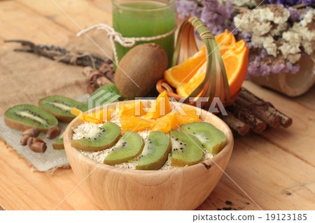 Oat flakes with citrus fruit, kiwi fruit and kiwi juice. Oat flakes with citrus fruit, kiwi fruit and kiwi juice. 19123185