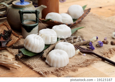 Mochi japanese dessert patties soybeans of delicious. Mochi japanese dessert patties soybeans of delicious. 19123187