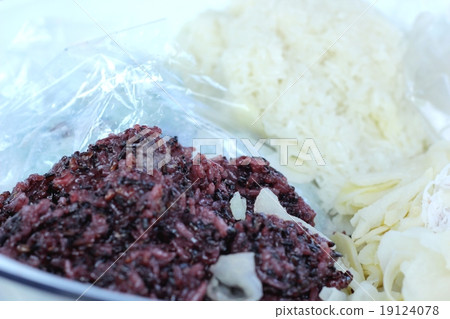 Thailand dessert - steamed glutinous rice put coconut. 19124078