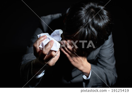 Businessman who rolls up documents 19125419