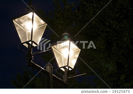 發光在一個口岸鎮的街燈照明在黑暗的夜 19125873