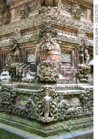 Stone sculpture of the Obyek Wisata Bukit Sari San Stone sculpture of the Obyek Wisata Bukit Sari San 19127035