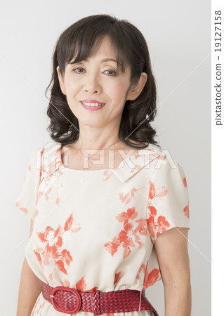 Portrait middle women Portrait middle women 19127158