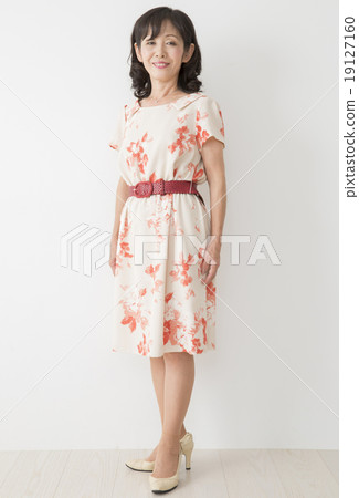 Portrait middle women 19127160