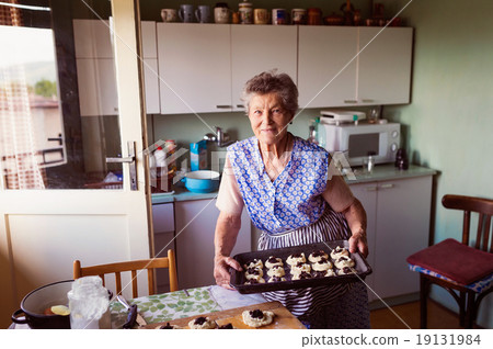 Senior woman baking 19131984