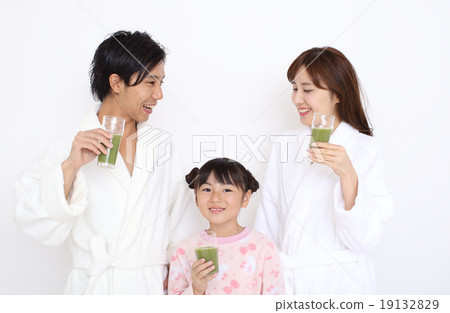 Family drinking green juice 19132829