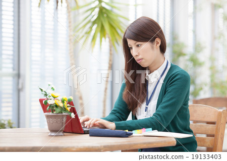 Stylish OL working at an open cafe Stylish OL working at an open cafe 19133403