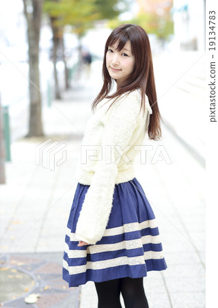 Young lady fashion 19134783