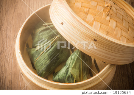 Chinese chimaki rice dumpling wrapped in bamboo leaves 19135684