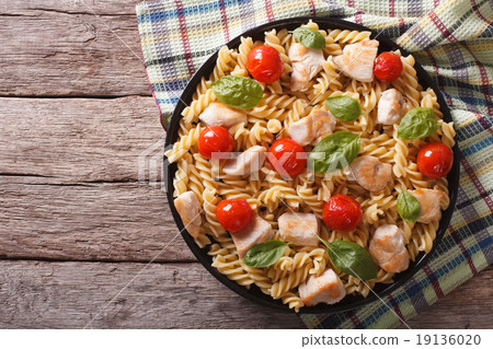 fusilli pasta with chicken, tomatoes and basil fusilli pasta with chicken, tomatoes and basil 19136020