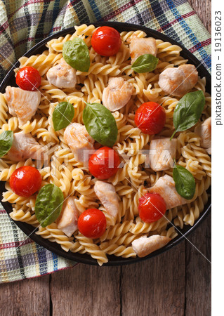 fusilli pasta with chicken, tomatoes and basil fusilli pasta with chicken, tomatoes and basil 19136023