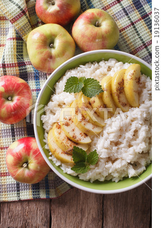 Rice with caramelized apples and fresh apples 19136037