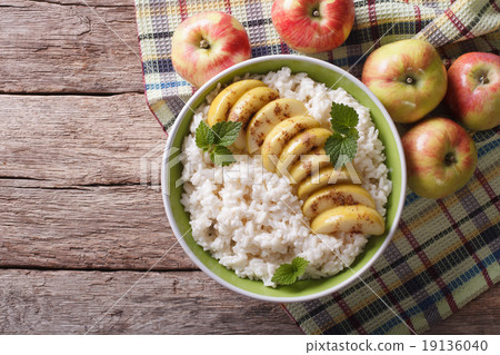 Rice with caramelized apples and fresh apples 19136040