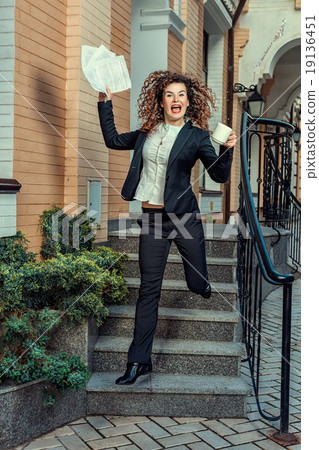 The girl poured water from a cup. 19136451
