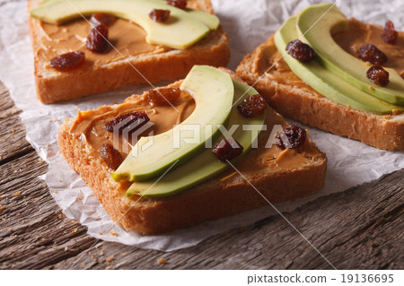 sandwiches with avocado, peanut butter and raisin 19136695