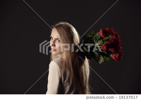 Sexy model threw rose bouquet over her shoulder 19137017