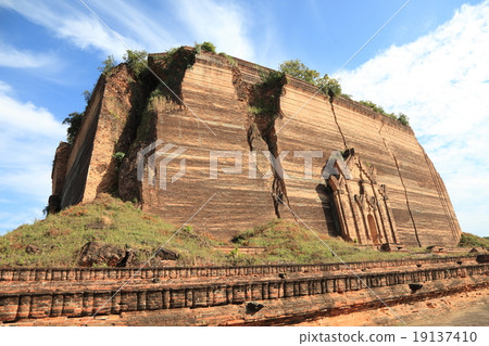 Ruined Mingun pagoda Mandalay - Myanmar Ruined Mingun pagoda Mandalay - Myanmar 19137410
