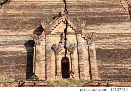 Ruined Mingun pagoda Mandalay - Myanmar Ruined Mingun pagoda Mandalay - Myanmar 19137414