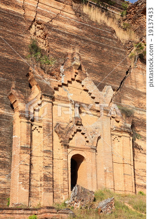Ruined Mingun pagoda Mandalay - Myanmar Ruined Mingun pagoda Mandalay - Myanmar 19137433