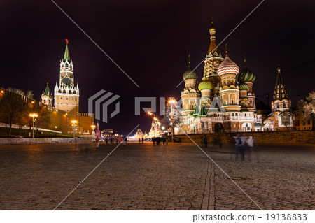 Spasskaya tower of Kremlin and cathedral in night 19138833