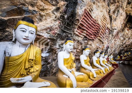 Buddhas statues in Kaw Goon cave. Hpa-An, Myanmar 19139819