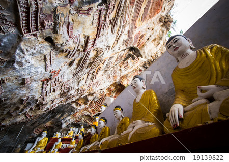 Buddhas statues in Kaw Goon cave. Hpa-An, Myanmar 19139822