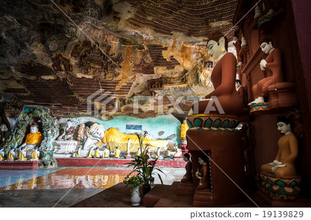 Buddhas statues in Kaw Goon cave. Hpa-An, Myanmar 19139829
