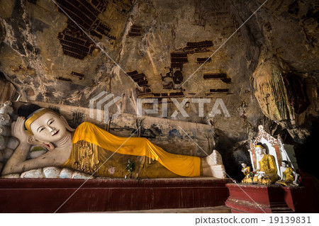 Buddhas statues in Kaw Goon cave. Hpa-An, Myanmar Buddhas statues in Kaw Goon cave. Hpa-An, Myanmar 19139831