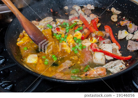 cooking spanish paella with beans and peppers 19146056