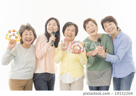 Five senior women playing karaoke 19152204