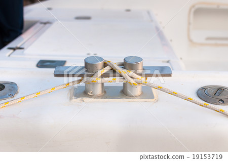 White and yellow stripe rope on the belay 19153719