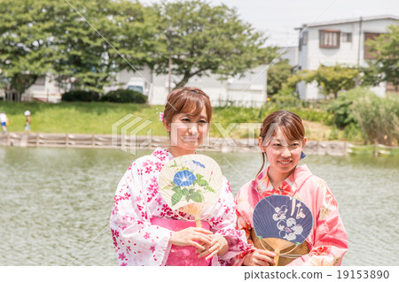 夏天yukata形象的一名婦女 夏天yukata形象的一名婦女 19153890