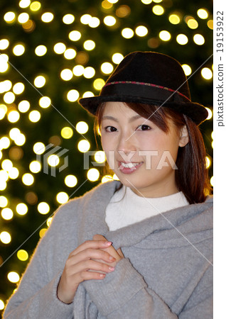 Illuminations in winter and young women 19153922