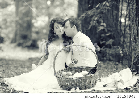 wedding picnic in the park portrait of the bride and groom wedding picnic in the park portrait of the bride and groom 19157945