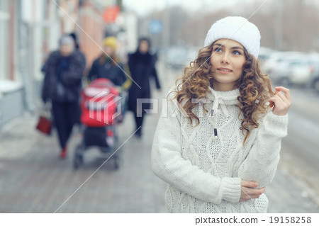 portrait of a beautiful blonde winter outside 19158258
