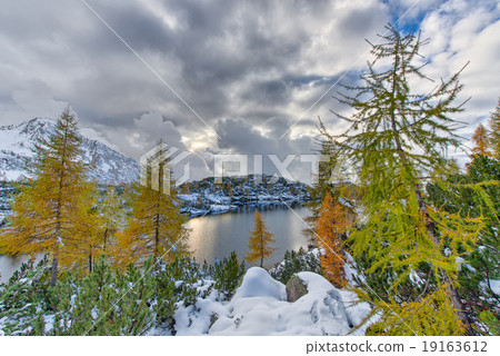 Alpine lake in autumn with the first snow 19163612