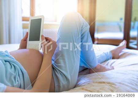 Pregnant woman with tablet 19164009