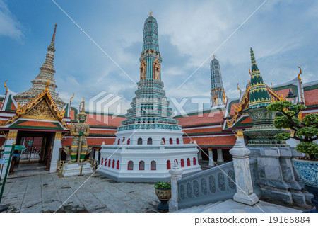 Thai temple 19166884