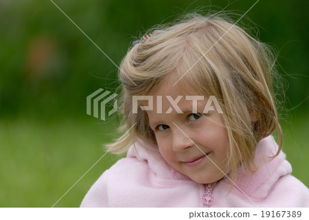 Cute little girl. 19167389