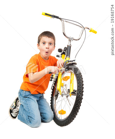 boy repair bicycle 19168754