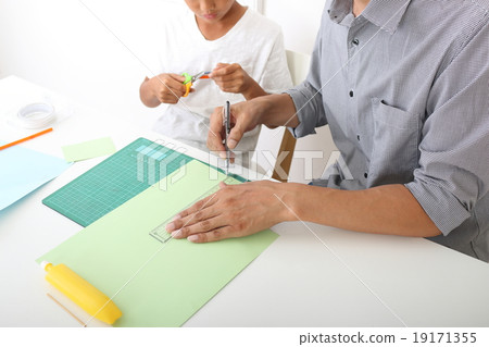 為暑假製作儲蓄盒3。幫助我的父親 為暑假製作儲蓄盒3。幫助我的父親 19171355