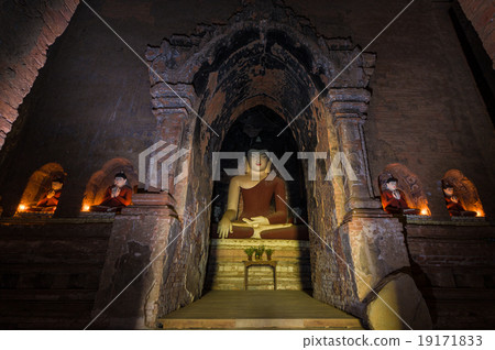 Big buddha statue and Mini Monk in meditation insi Big buddha statue and Mini Monk in meditation insi 19171833