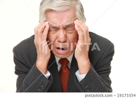 A senior businessman with a headache 19173354
